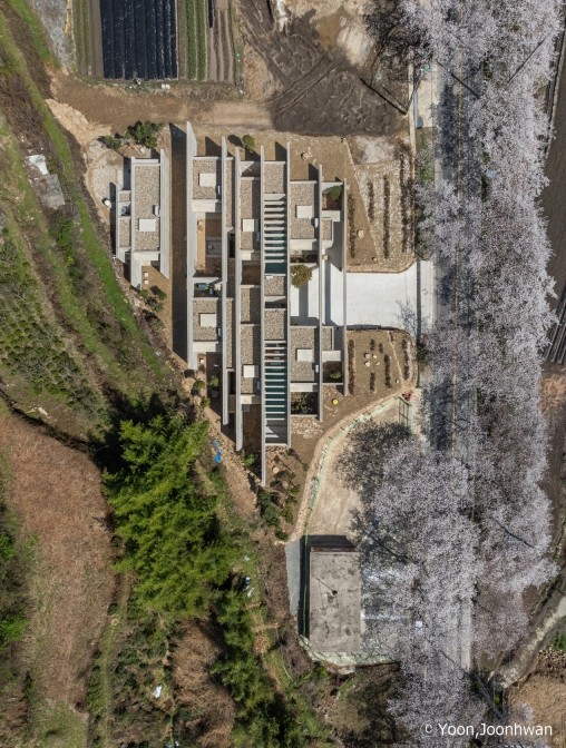 A South Korean Mountain Home Shaped by the Gentle Rise and Fall of the Tea Fields
