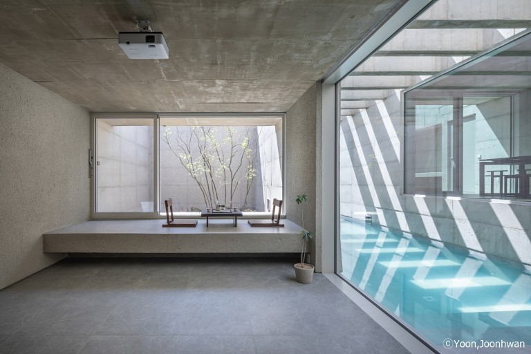 A South Korean Mountain Home Shaped by the Gentle Rise and Fall of the Tea Fields
