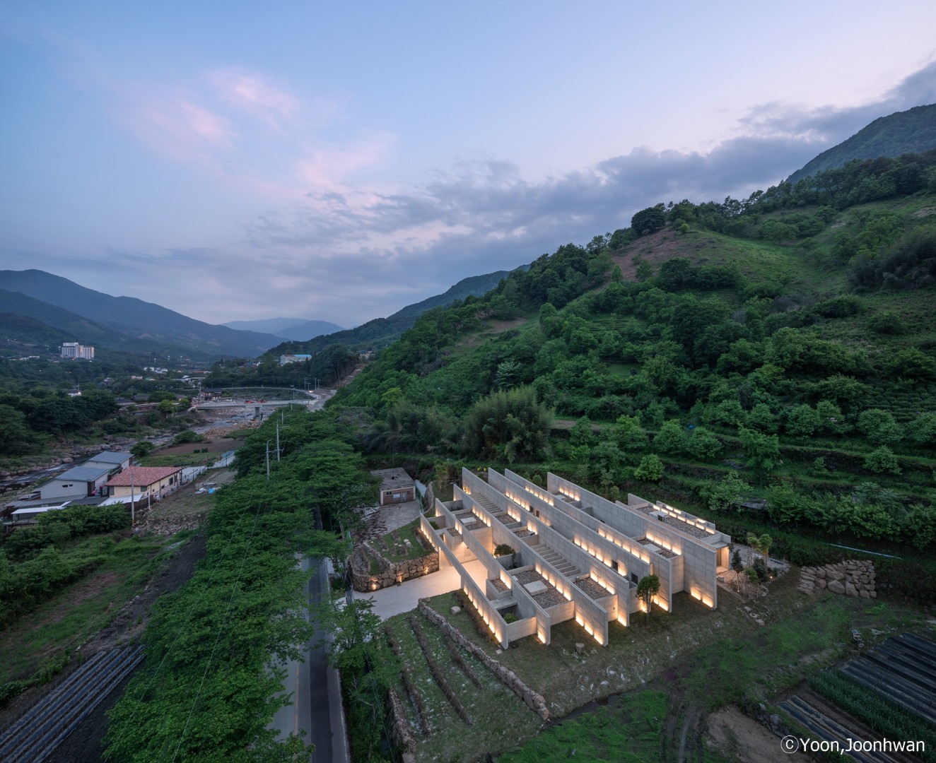 A South Korean Mountain Home Shaped by the Gentle Rise and Fall of the Tea Fields
