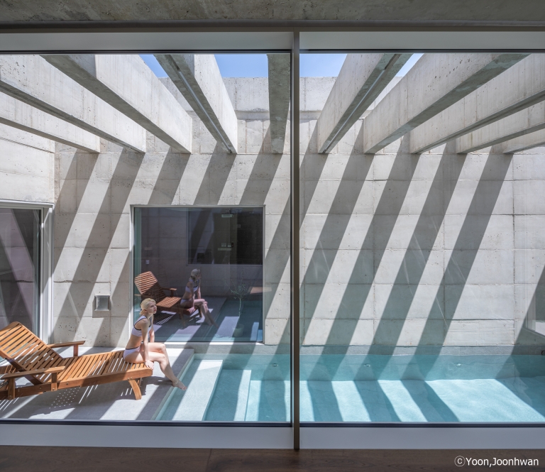 A South Korean Mountain Home Shaped by the Gentle Rise and Fall of the Tea Fields
