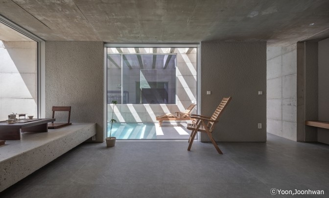 A South Korean Mountain Home Shaped by the Gentle Rise and Fall of the Tea Fields
