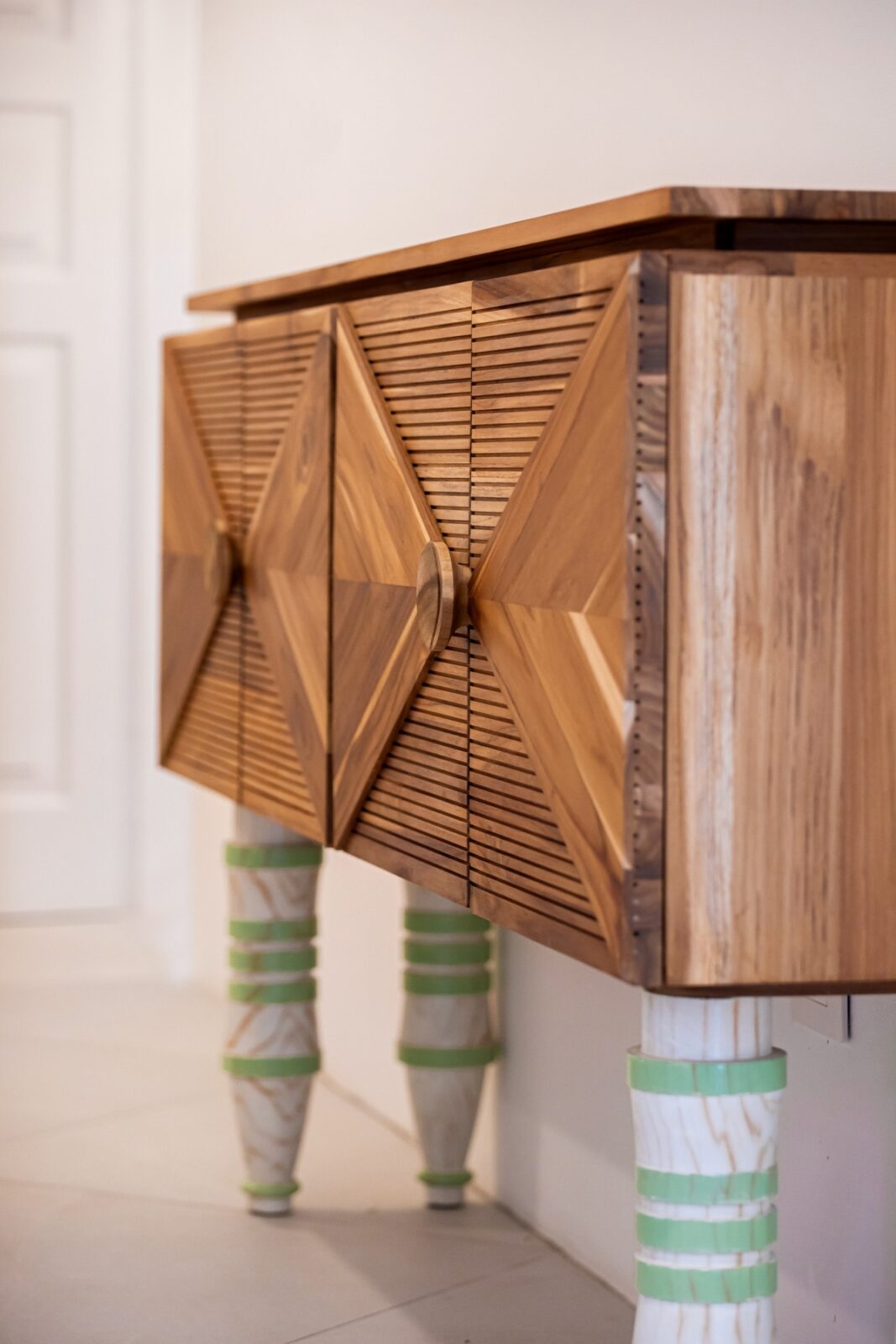 The legs merge the traditional Sarchi craftsmanship with contemporary, vibrant colors