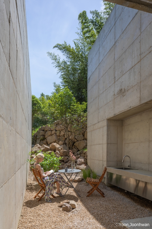 A South Korean Mountain Home Shaped by the Gentle Rise and Fall of the Tea Fields
