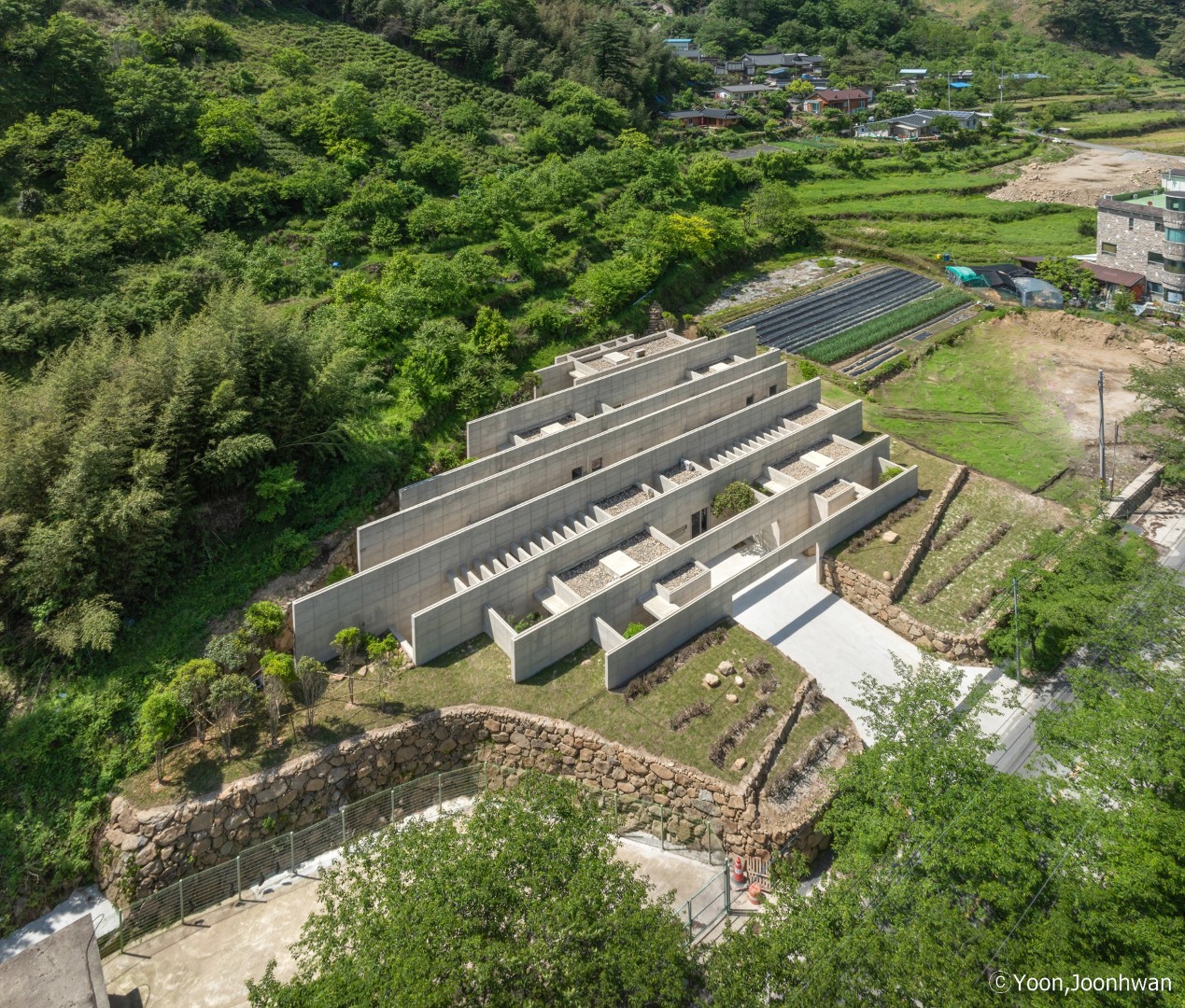 A South Korean Mountain Home Shaped by the Gentle Rise and Fall of the Tea Fields
