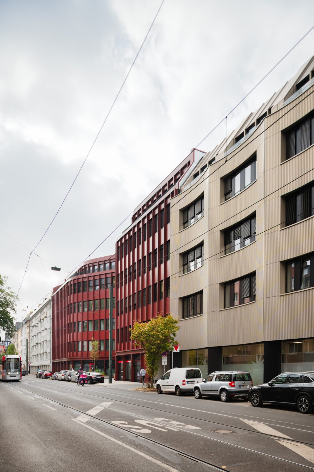 Block perimeter closure with curved facade. Photo credit: Franco Casaccia / JSWD