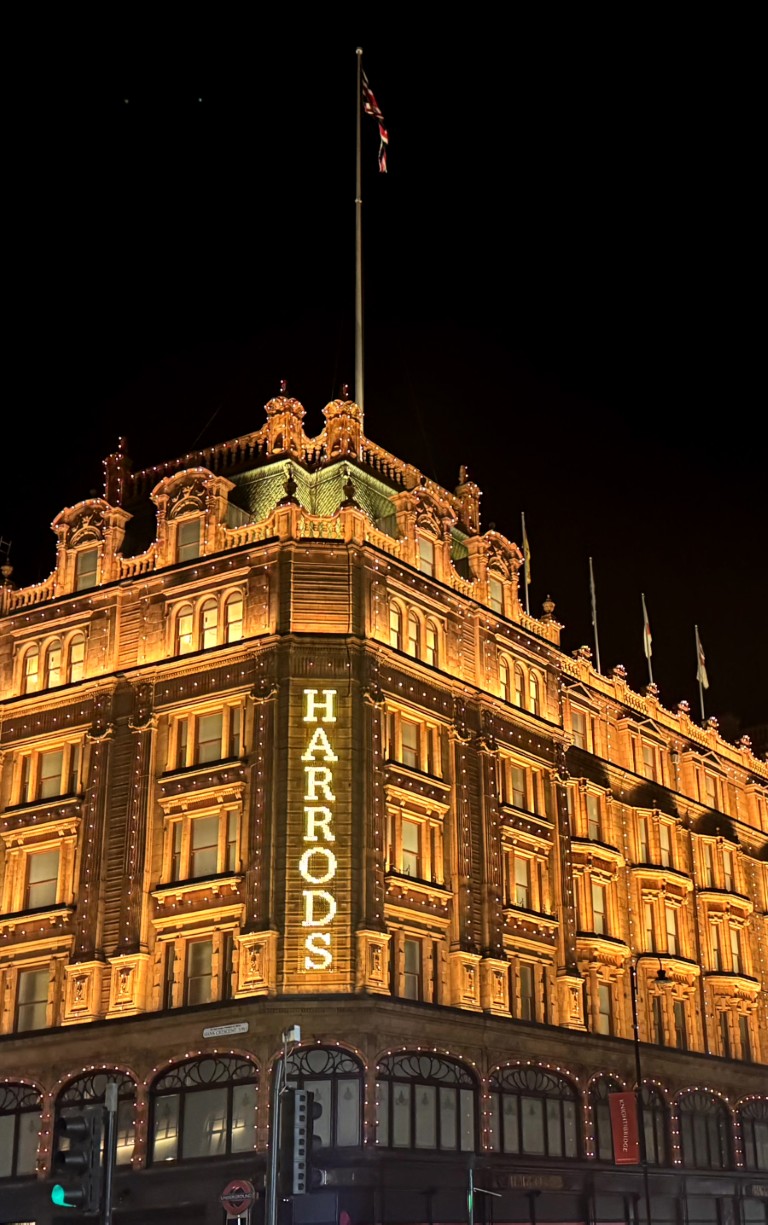 Harrods Returns to the Night Sky With a Christmas-Ready Glow Crafted for a New Era