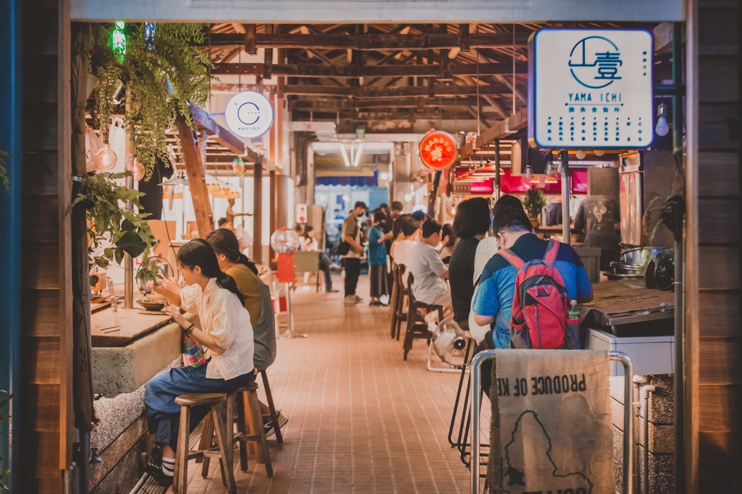 Yancheng First Public Retail Market serves traditional food