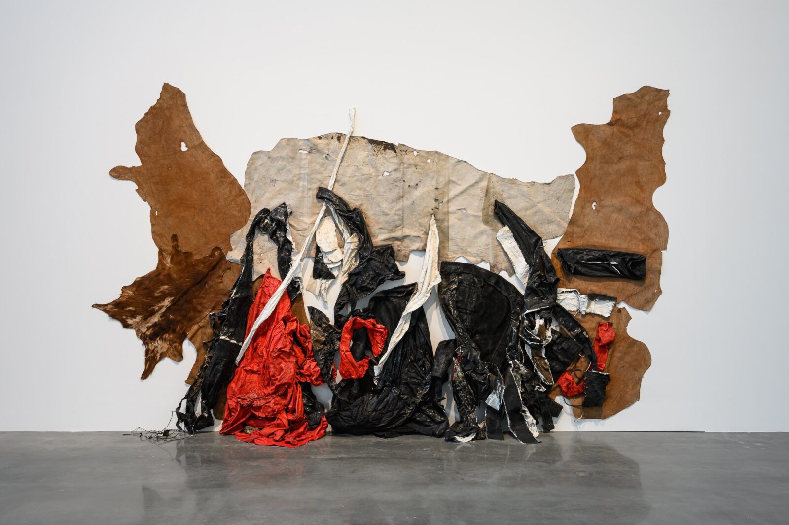 Chen Hsing-Wan, The Song of the Earth No.1, 1996. Mixed media, 245 × 456 × 80 cm. Collection of Taichung Art Museum. Photo: ANPIS FOTO.