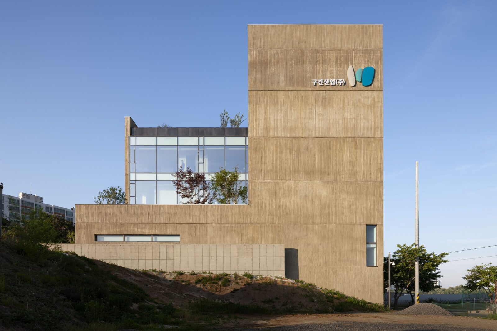 Googun Office's exposed concrete exterior