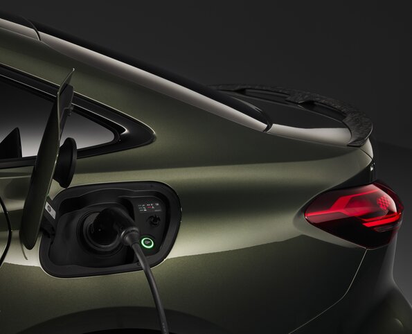 Bedford green metallic, indoor static photo, exterior, detailed side view