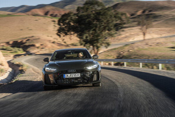 The Audi RS 5 Sedan Bedford green in a dynamic corner – agile handling in the Moroccan mountain landscape.
