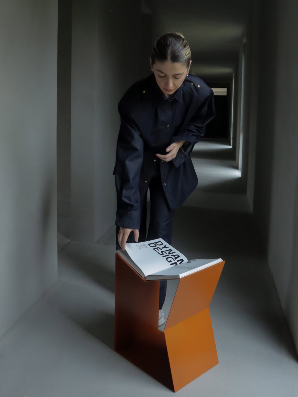 Iqra stol by Neira Sinanbašić