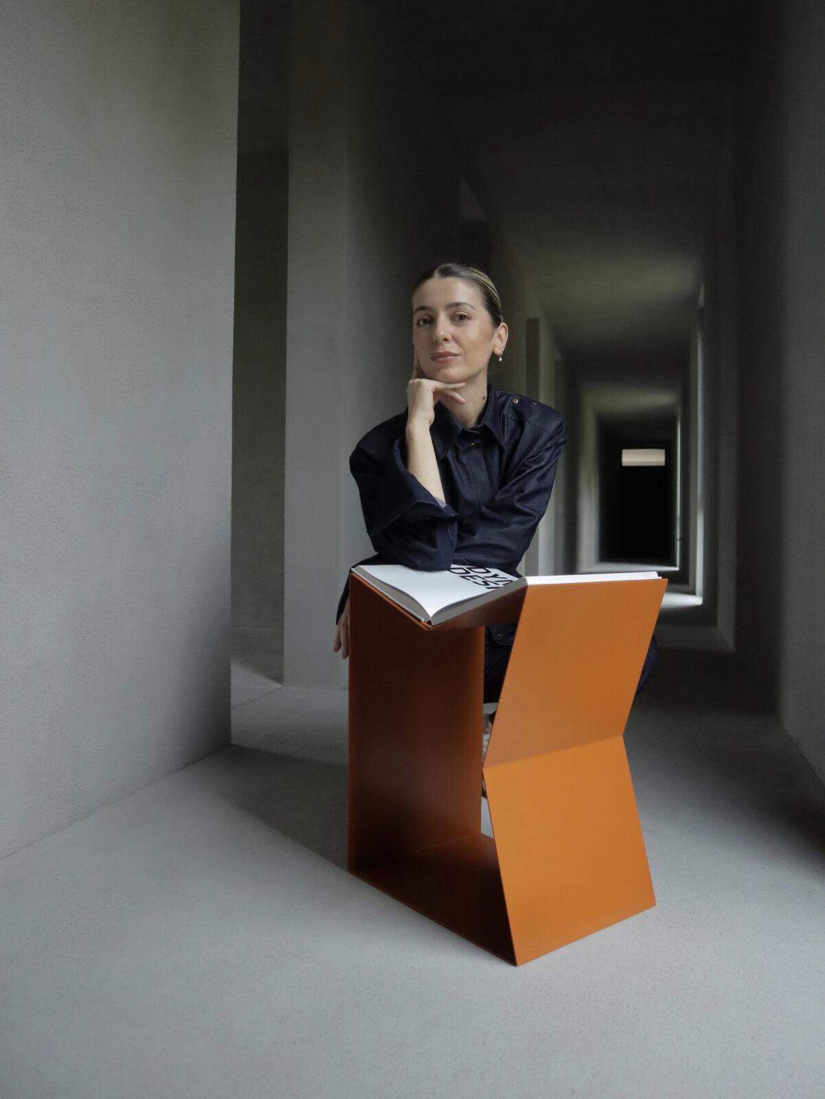 Iqra stol by Neira Sinanbašić