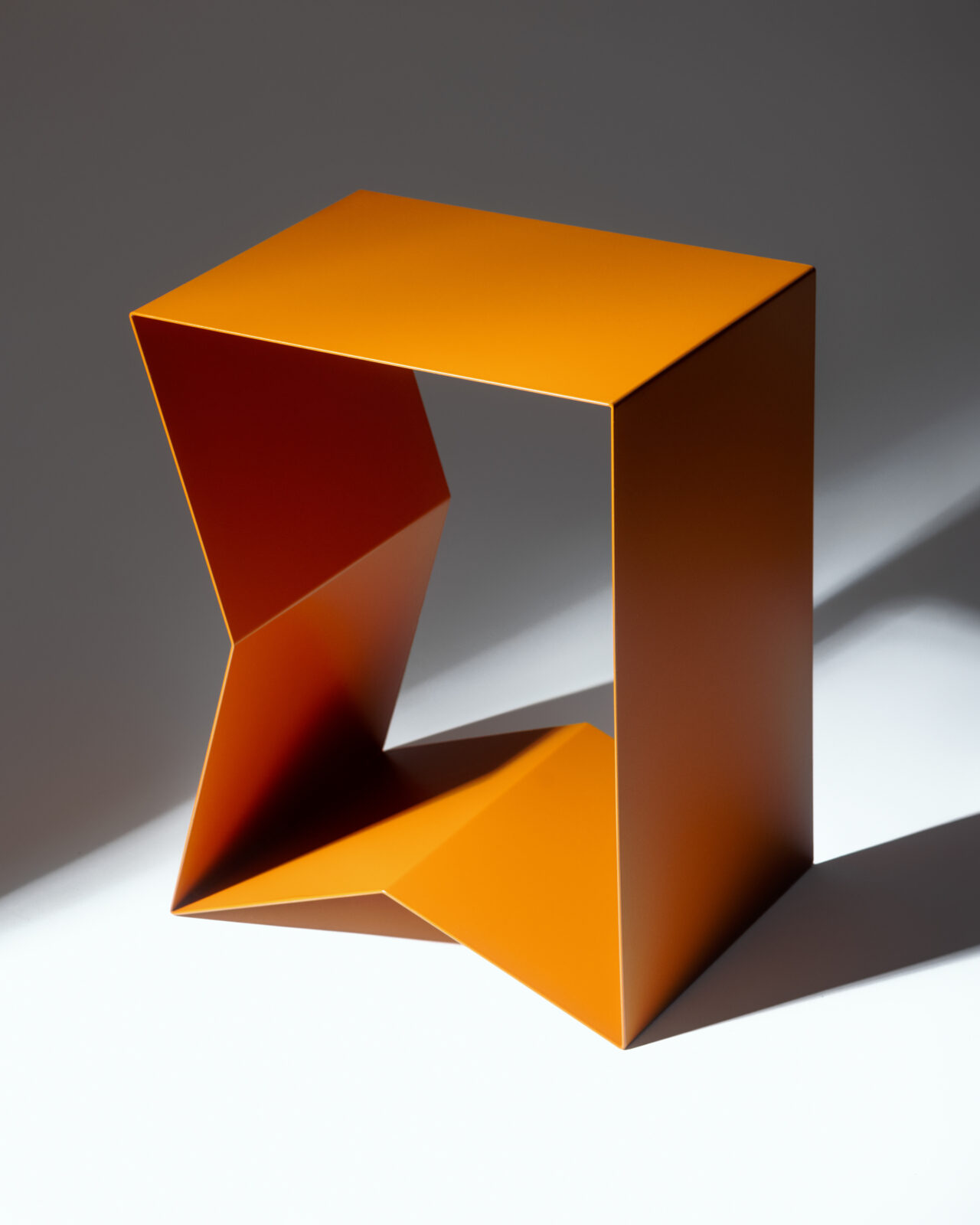 Iqra stol by Neira Sinanbašić