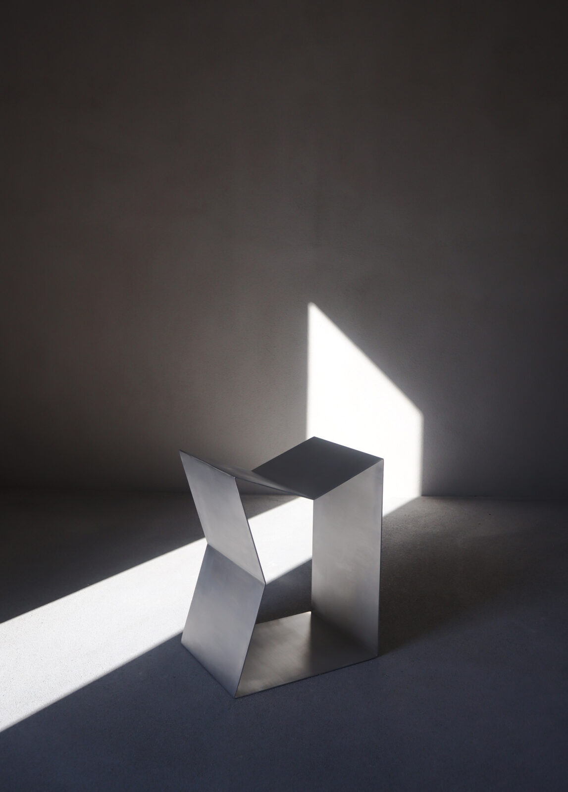 Iqra stol by Neira Sinanbašić