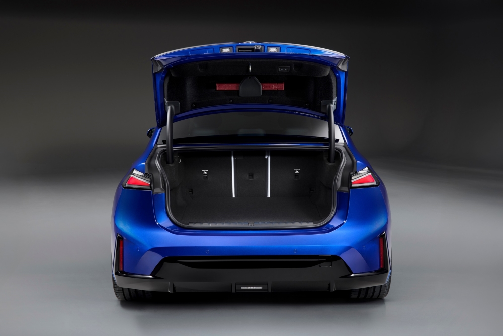 BMW i3 50 xDrive trunk