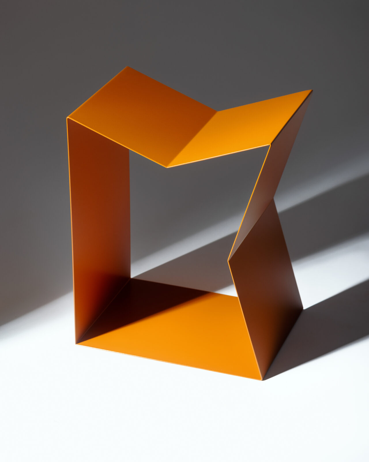 Iqra stol by Neira Sinanbašić