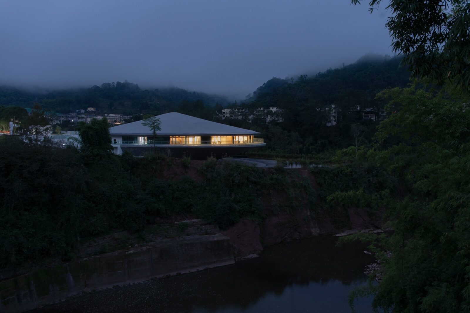 Zhougong Mountain International Conference Center by Big Valley Design