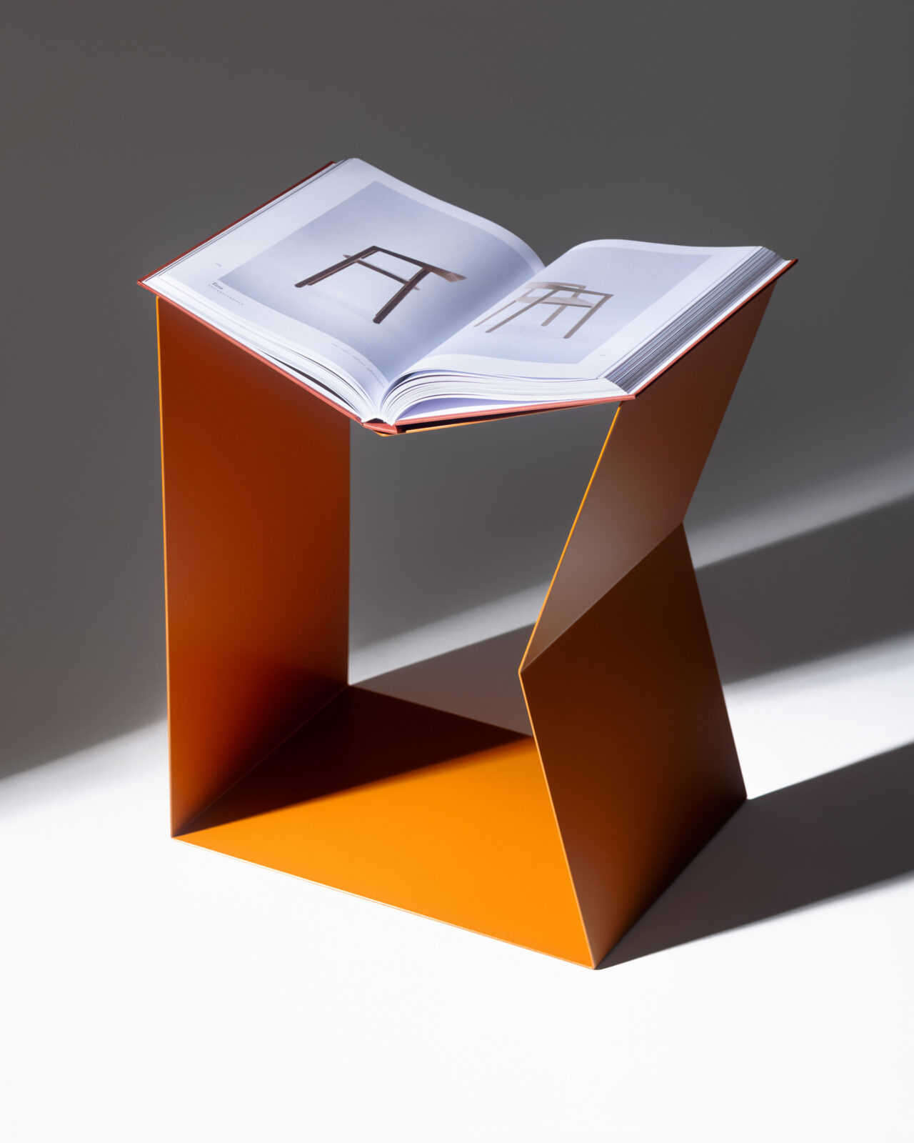 Iqra stol by Neira Sinanbašić