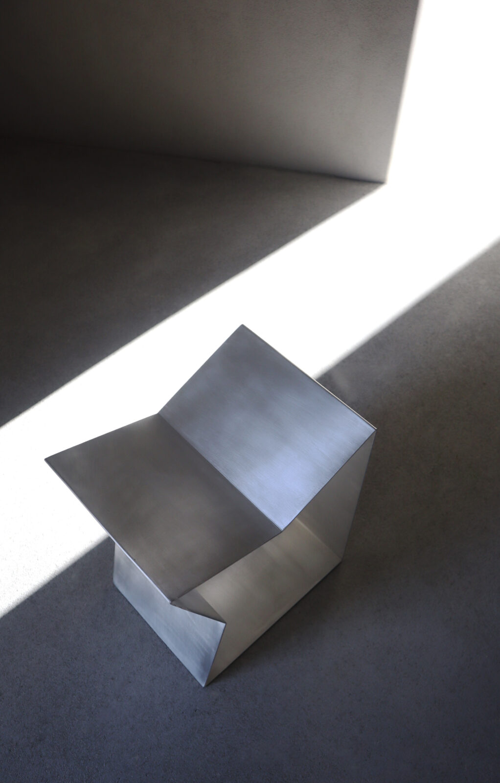 Iqra stol by Neira Sinanbašić