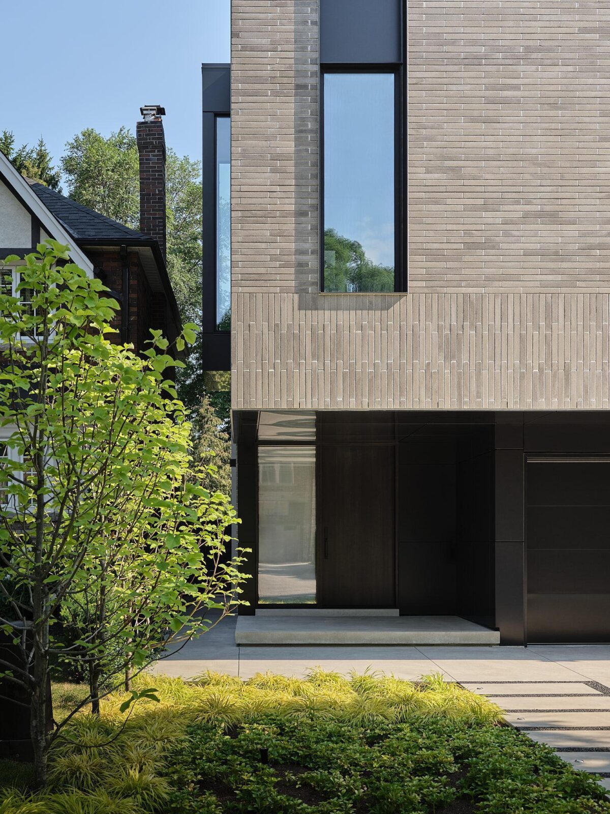 House 117 in Toronto by Izen Architecture Inc. and DS Interiors Inc.