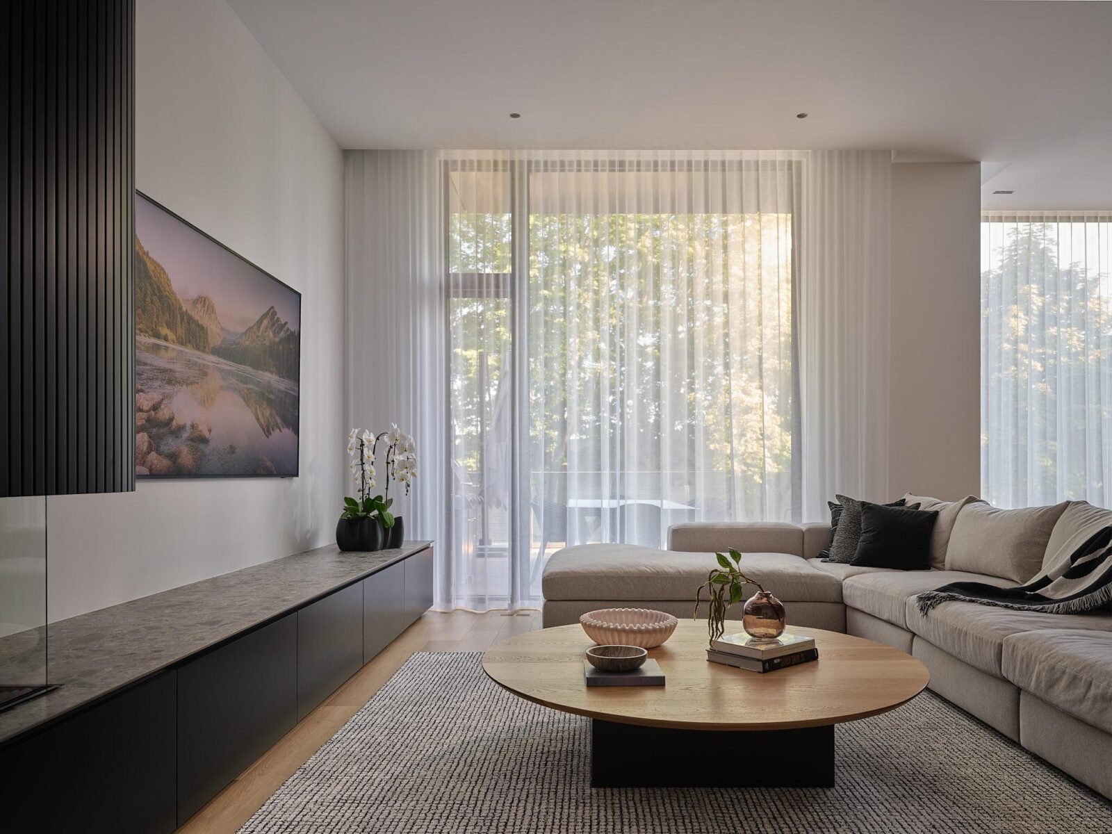 House 117 in Toronto by Izen Architecture Inc. and DS Interiors Inc.