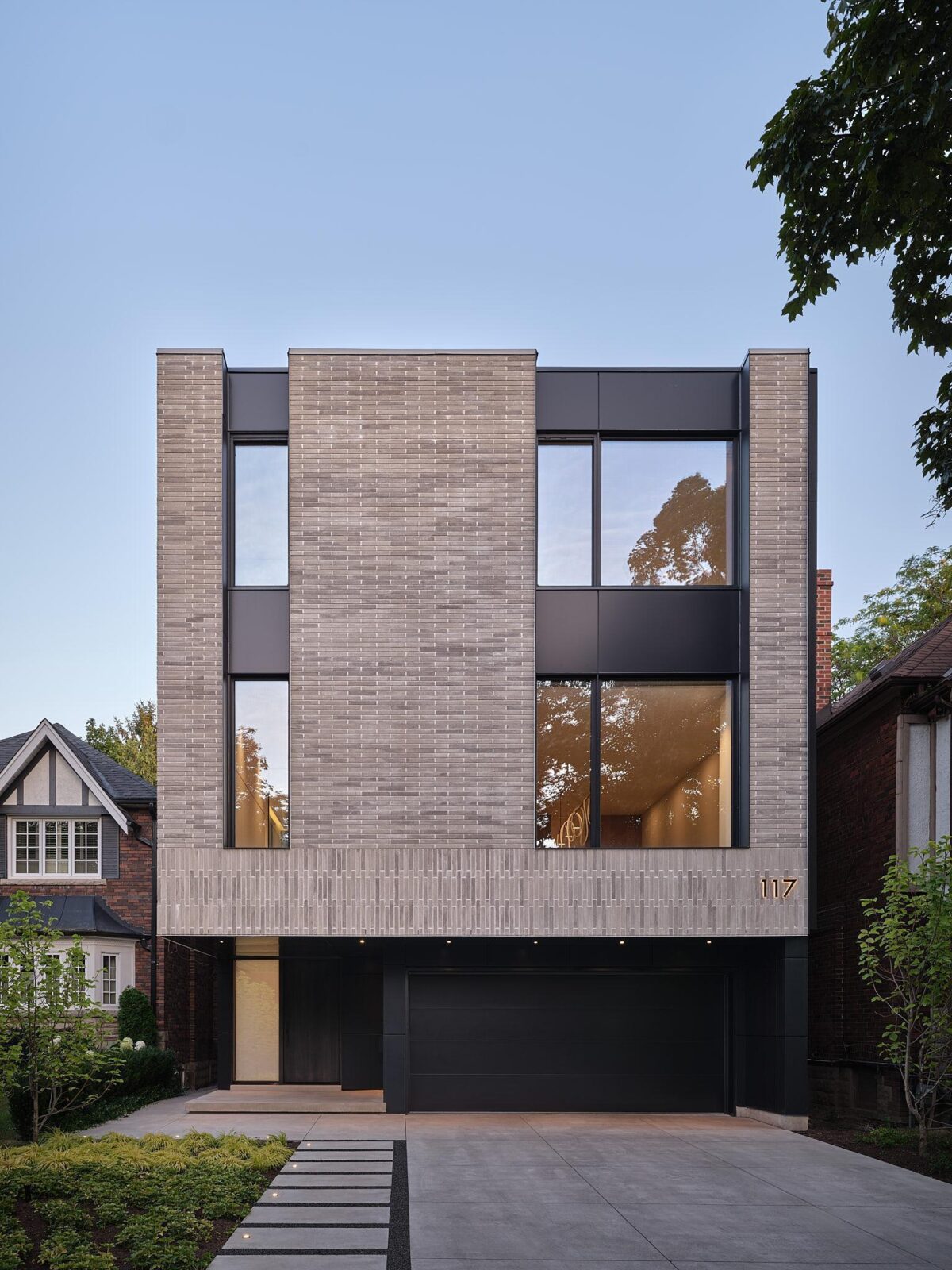 House 117 in Toronto by Izen Architecture Inc. and DS Interiors Inc.