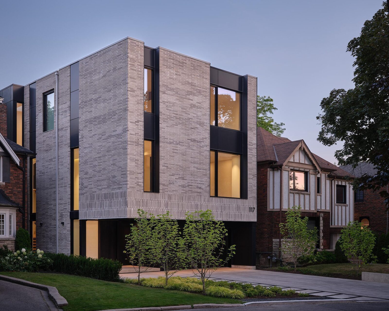 House 117 in Toronto by Izen Architecture Inc. and DS Interiors Inc.