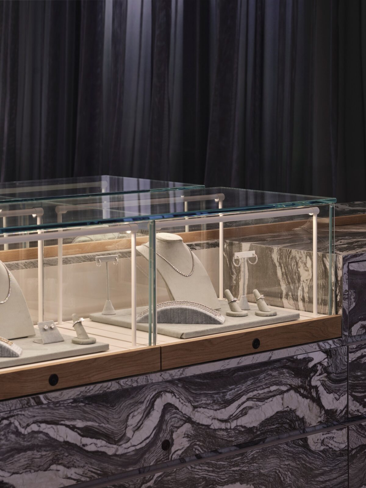 Henri Noël jewellery store by DS Studio