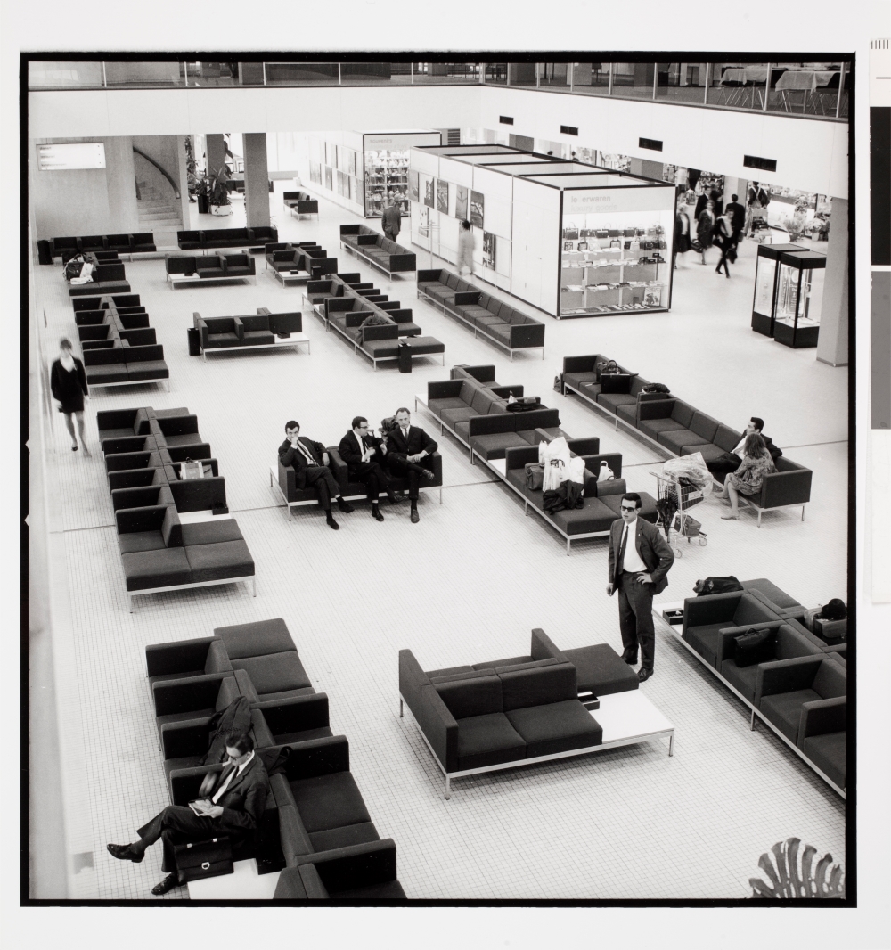 Kho Liang Ie, interior of Schiphol Airport with seating system 720 (designed by Kho for Schiphol and produced by Artifort), 1967. Photo: © Jan Versnel / MAI, 196