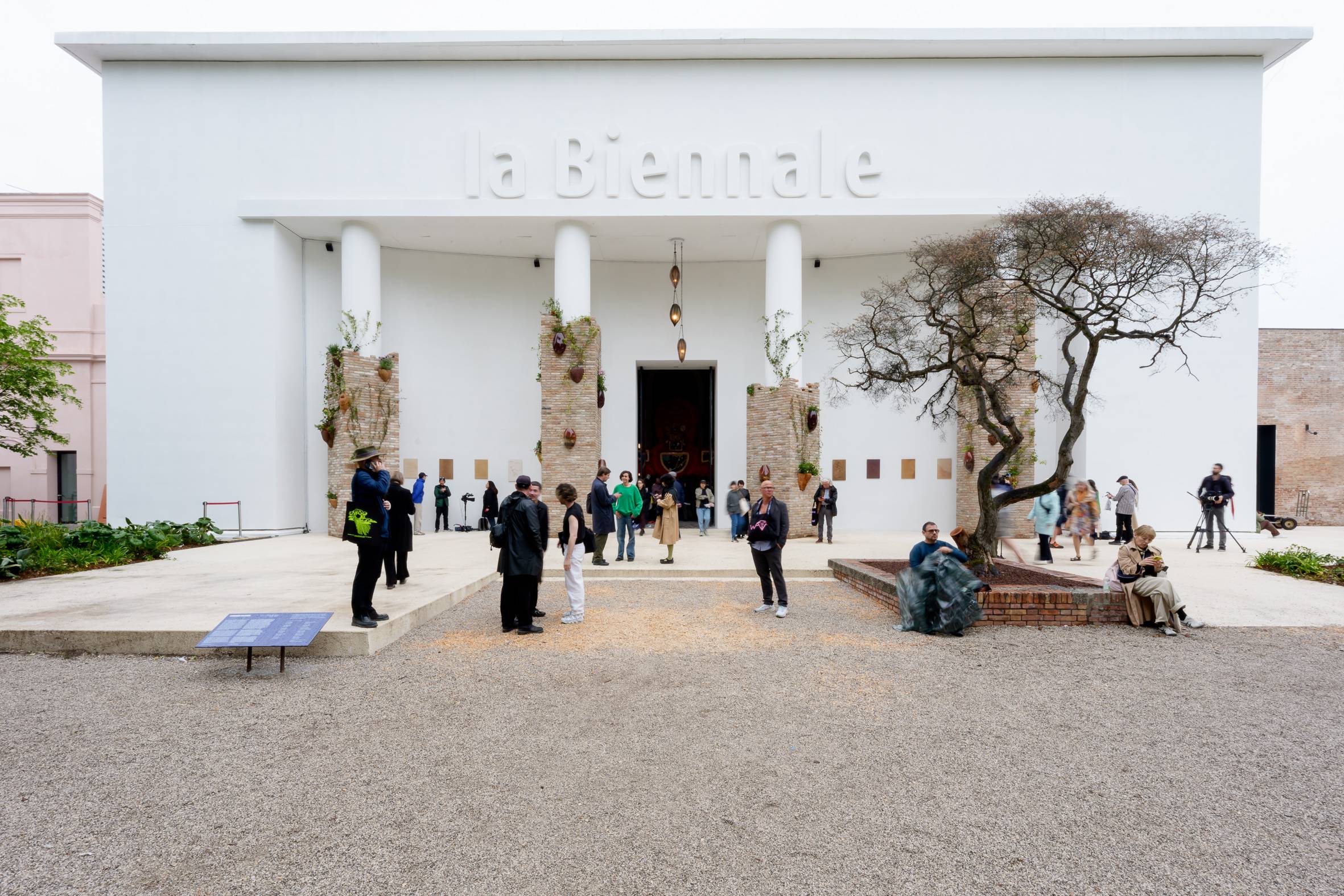 アート・デザイン・音楽 la biennale venezia- dream and conflicts A Not So Ordinary Venice Biennale: Marked by Koyo Kouoh, Politics
