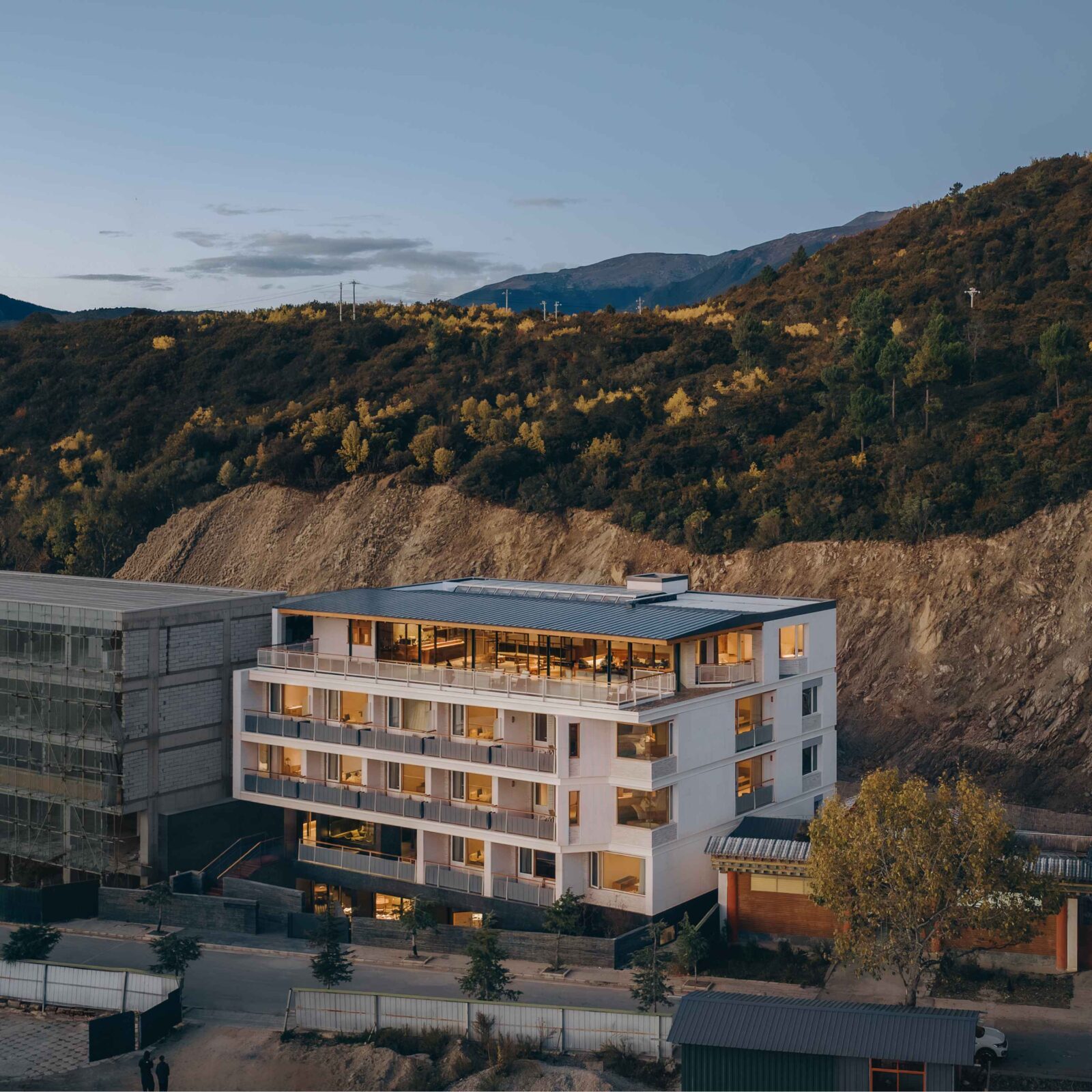 Kawagebo Snow Mountain Hotel in China by Moguang Studio