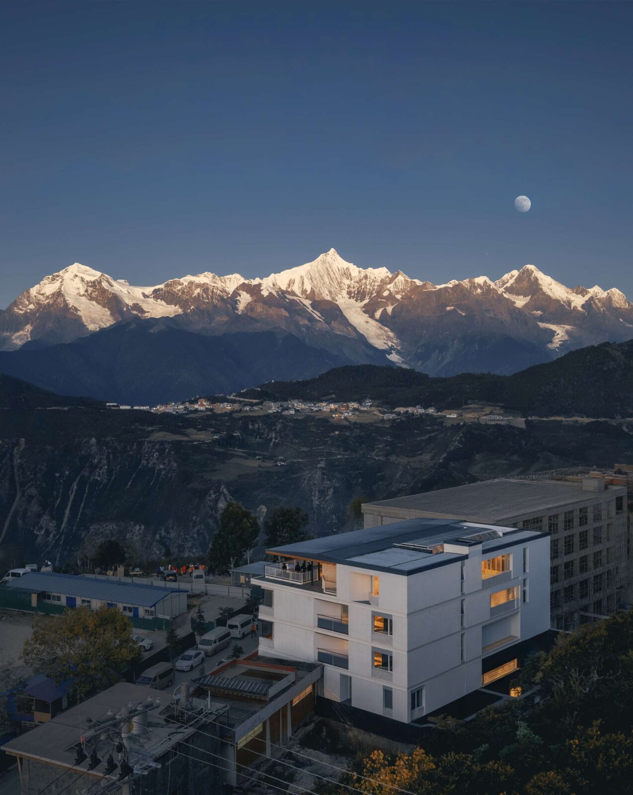 Kawagebo Snow Mountain Hotel in China by Moguang Studio