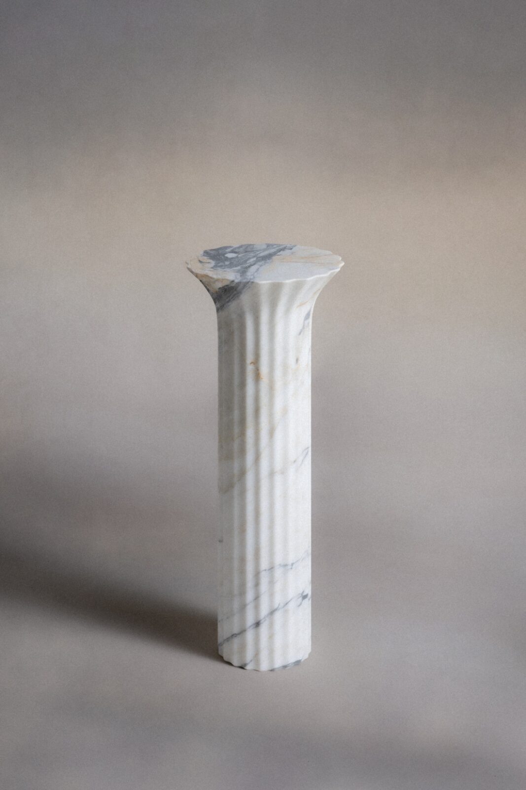 Aphaia bar table white