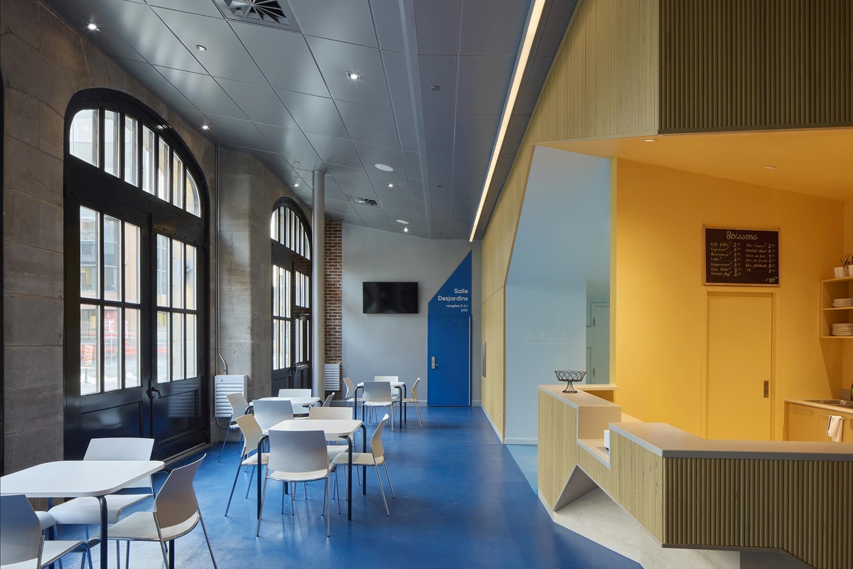 La Caserne interior