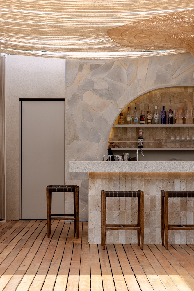 May Restaurant bar