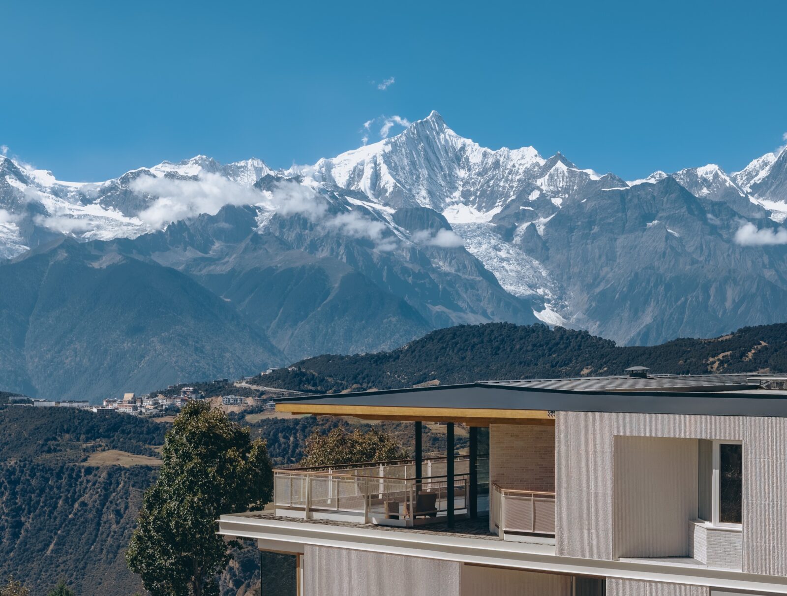 Kawagebo Snow Mountain Hotel in China by Moguang Studio
