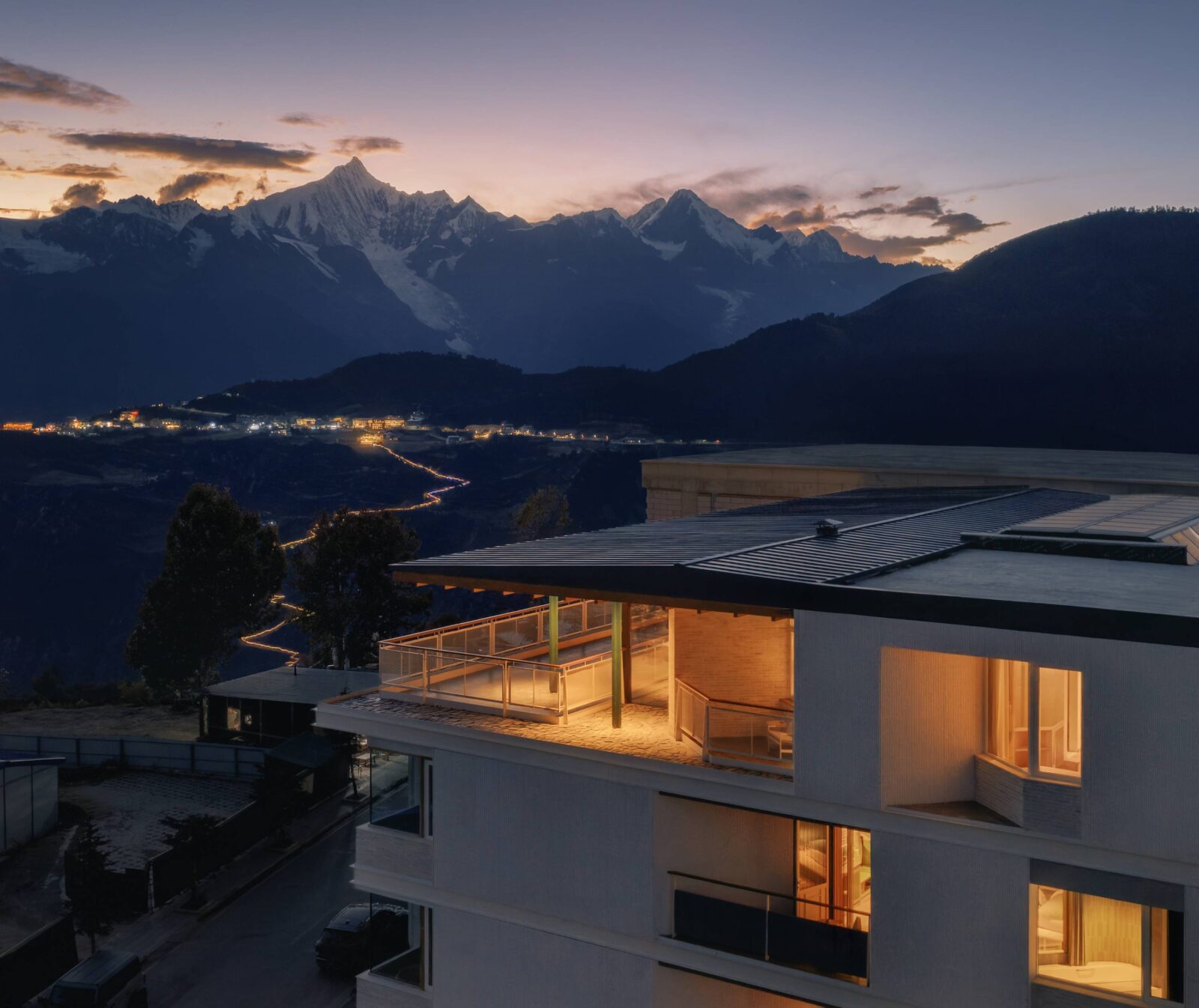 Kawagebo Snow Mountain Hotel in China by Moguang Studio