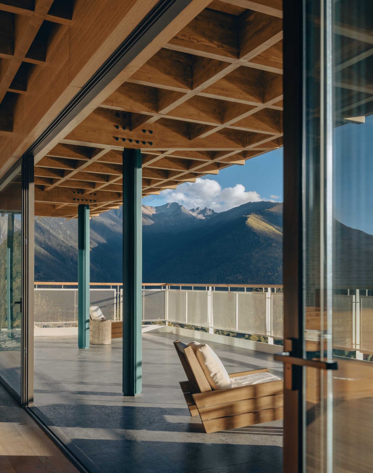 Kawagebo Snow Mountain Hotel in China by Moguang Studio