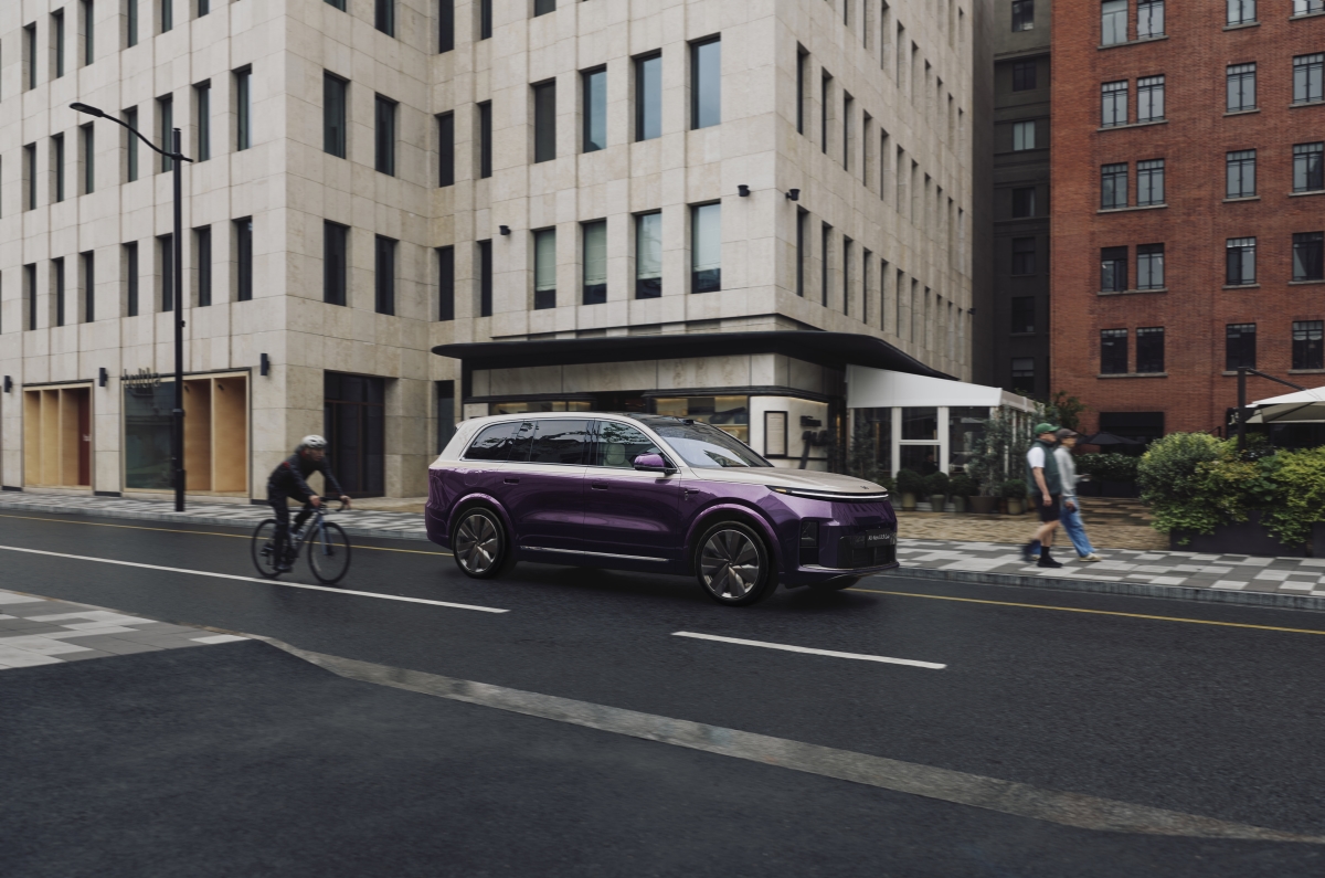 The All-New Li L9 Livis edition in Purple with Titanium Gold gliding effortlessly on the open road