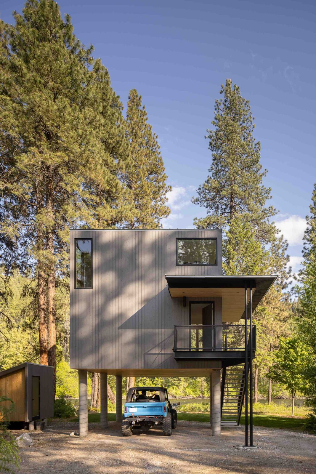 Wenatchee River Cabin by Wittman Estes. Outside façade from the back during day.