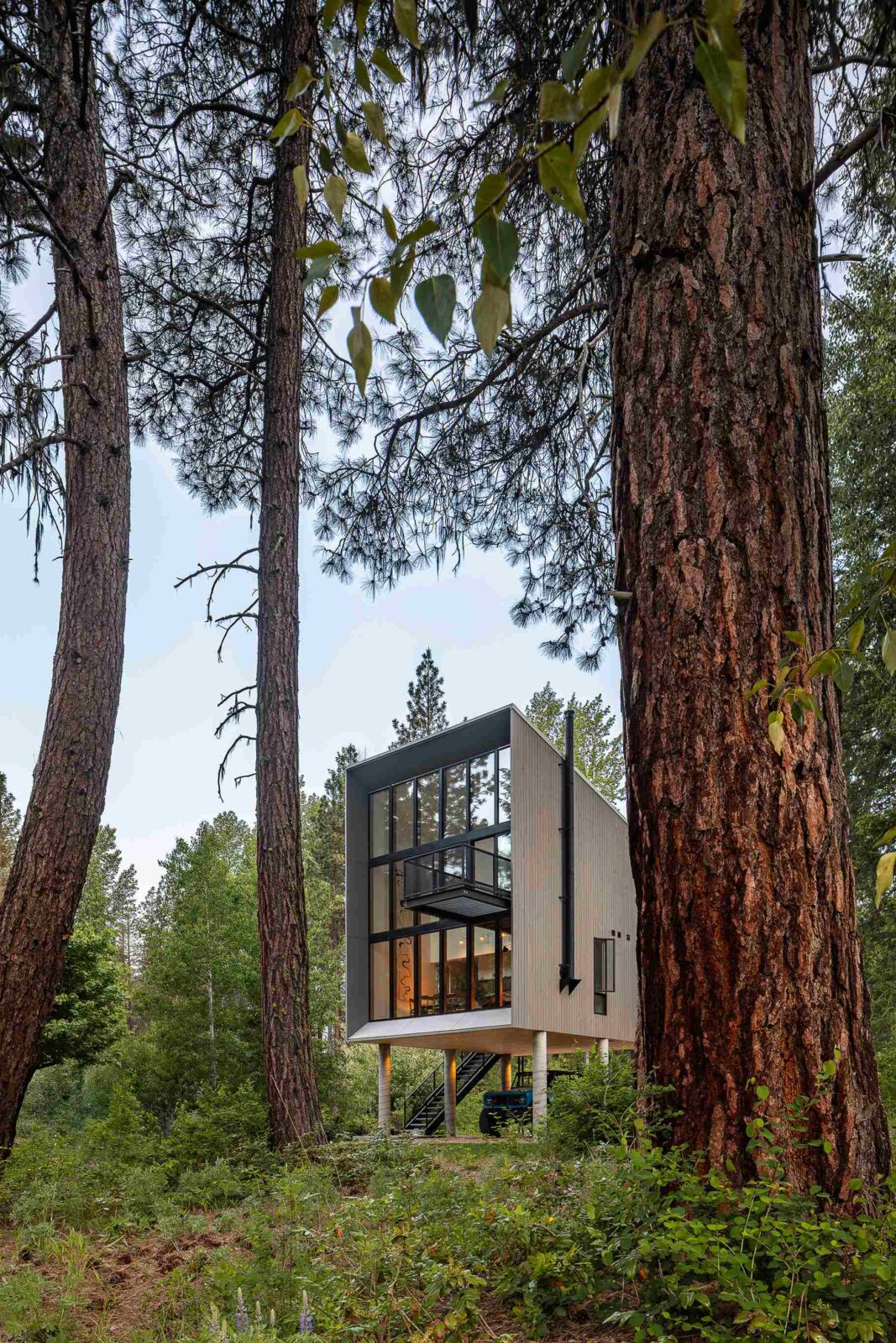 Wenatchee River Cabin by Wittman Estes. Outside façade during the day.