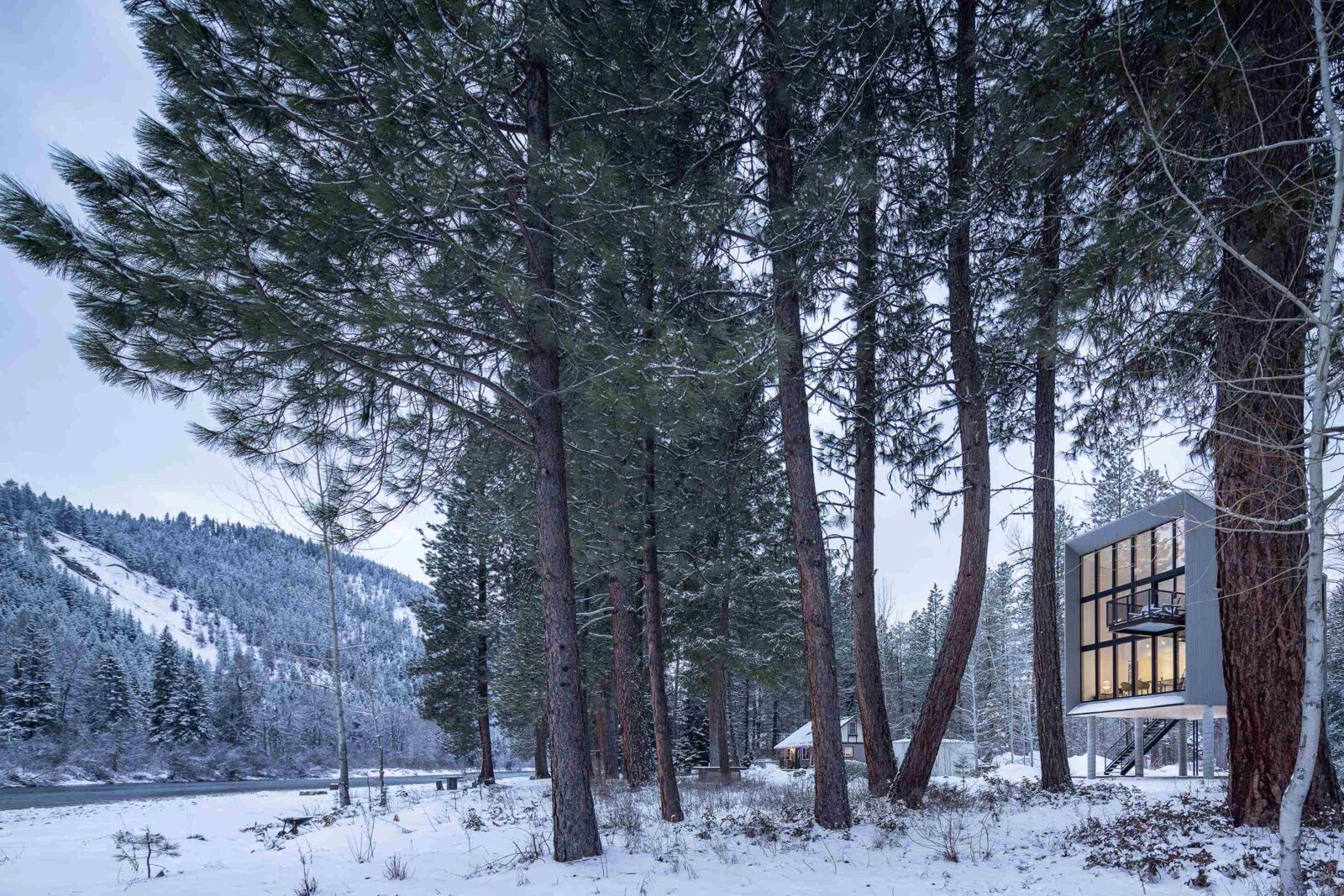 Wenatchee River Cabin by Wittman Estes. View on the house and surroundings with snow.