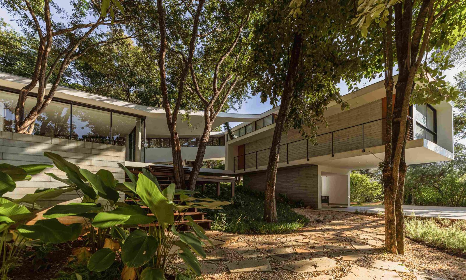 Ascendente House in Brazil by TETRO Arquitetura