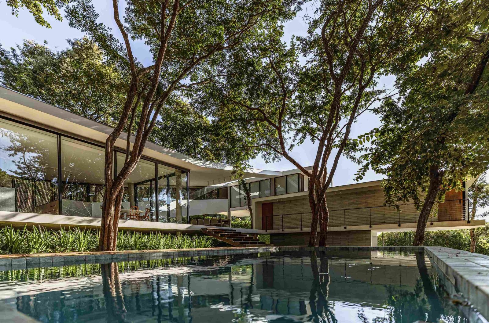 Ascendente House in Brazil by TETRO Arquitetura