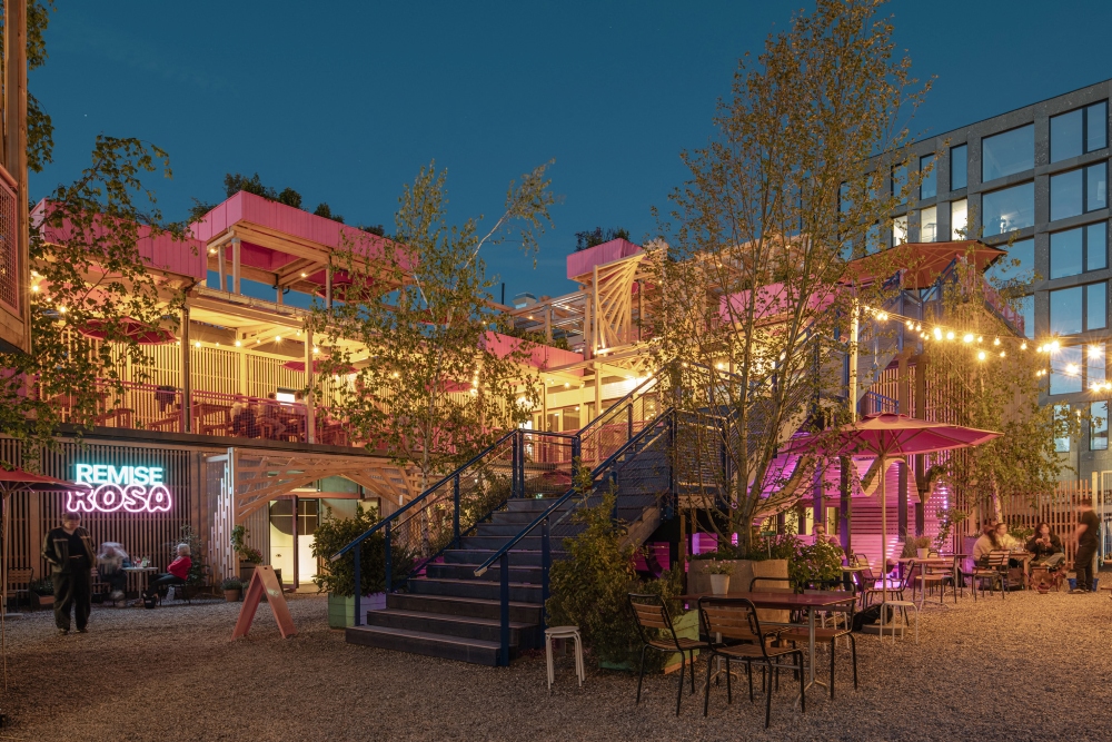 Remise Rosa at night