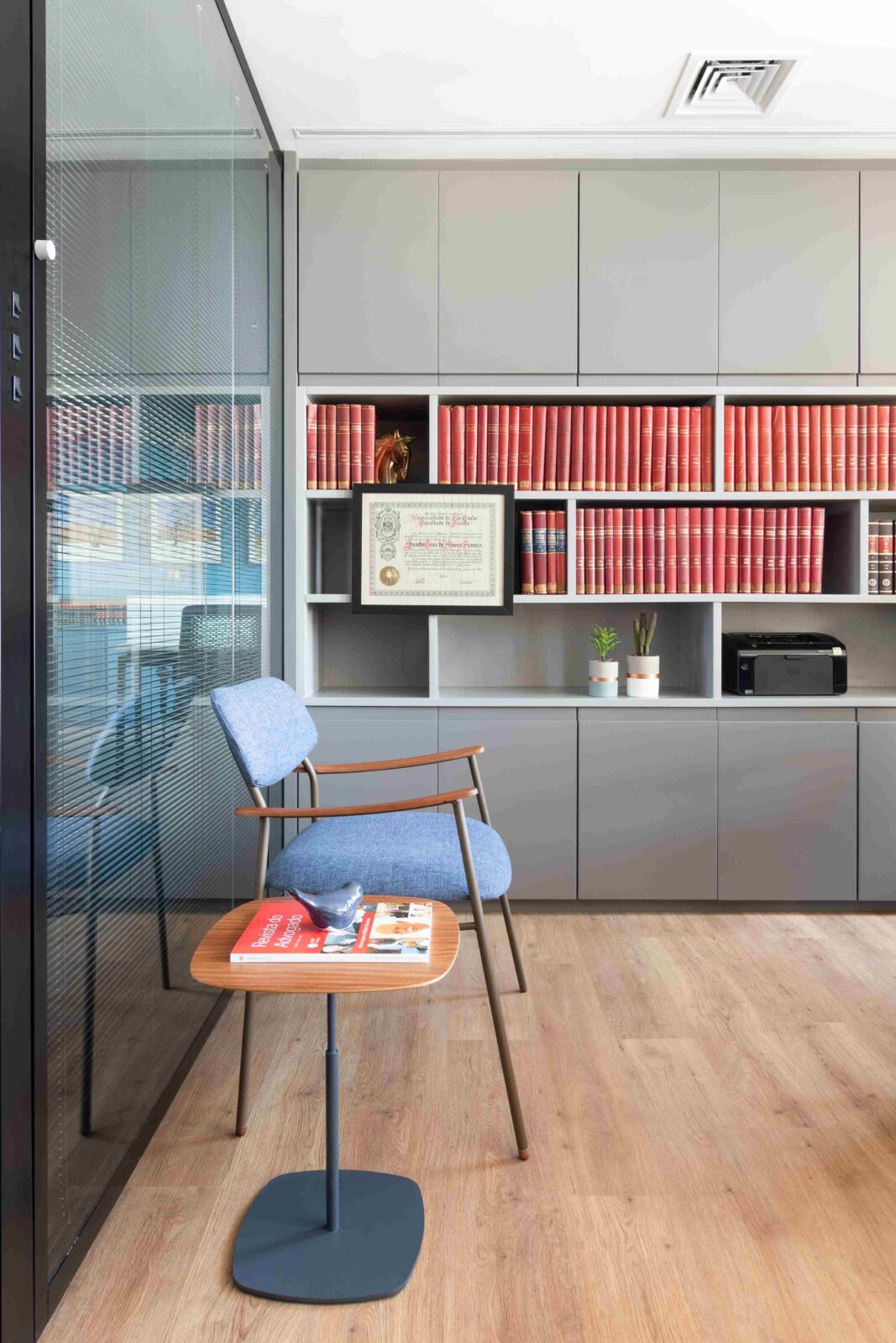 Contemporary law office in Edifício Itália by RAWI Arquitetura