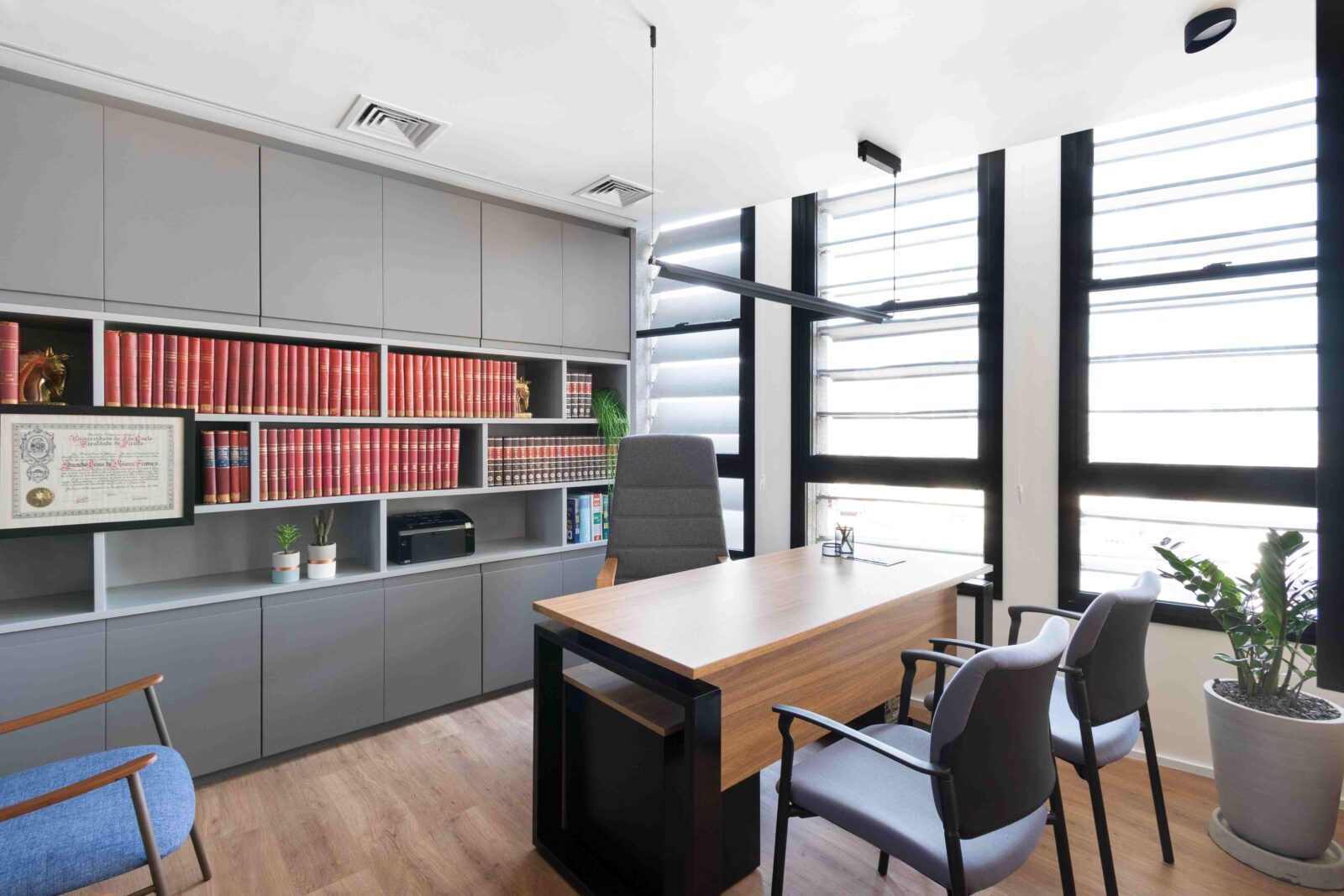 Contemporary law office in Edifício Itália by RAWI Arquitetura