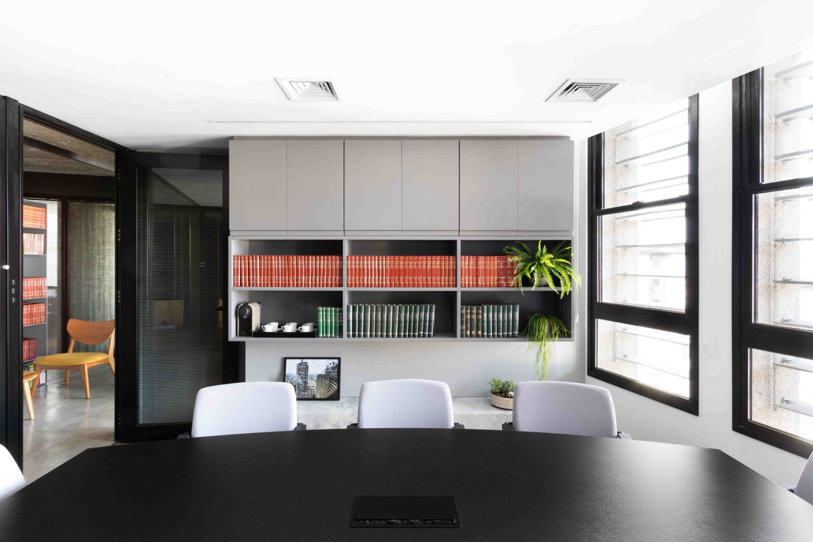 Contemporary law office in Edifício Itália by RAWI Arquitetura