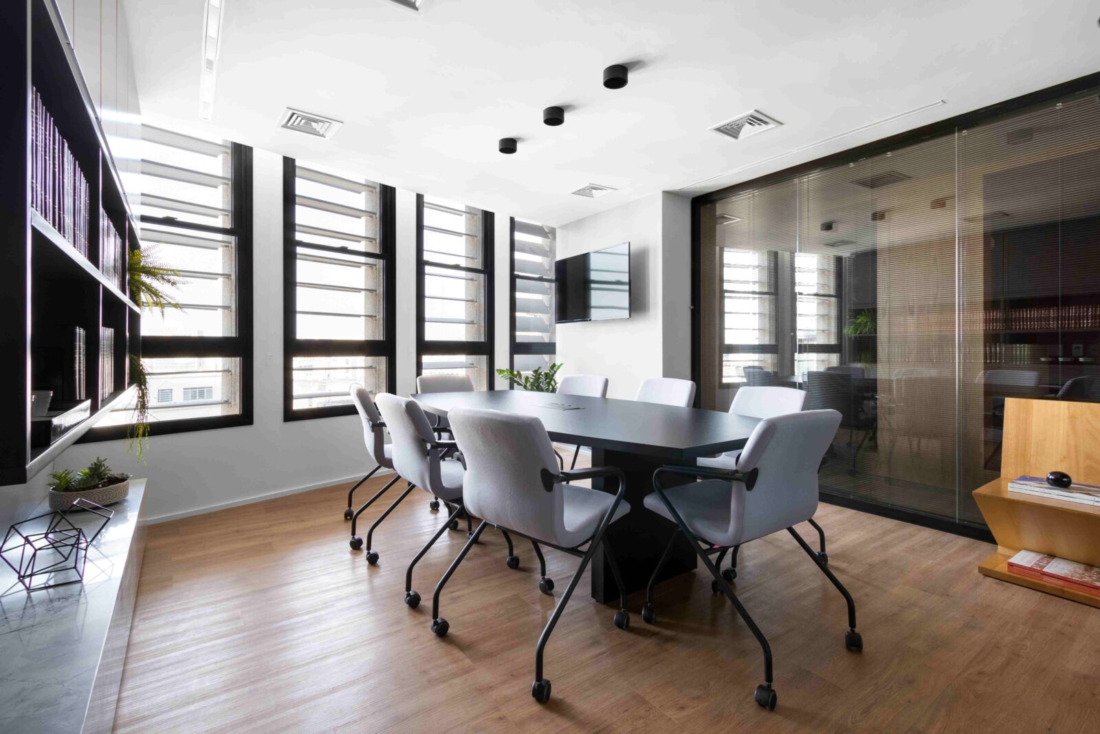 Contemporary law office in Edifício Itália by RAWI Arquitetura